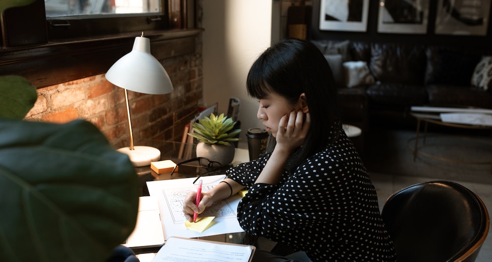 Mujer busca frases de emprendedores