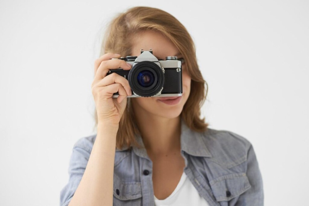 Mujer toma fotografía para Facebook