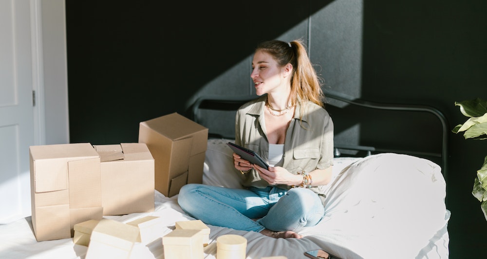 Mujer trabaja en emprendimiento propio