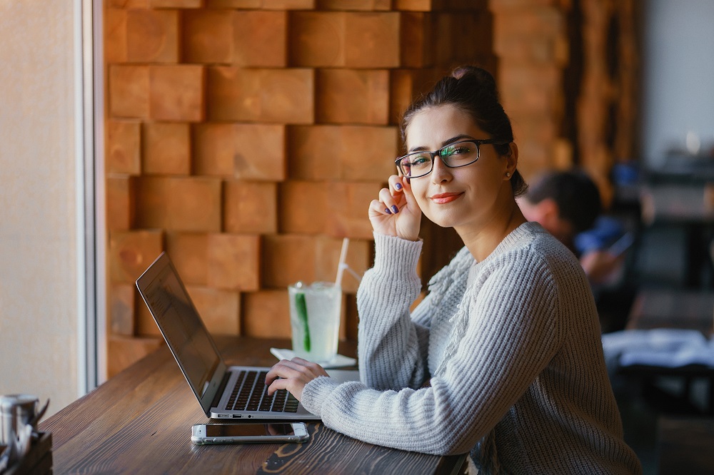 cómo atraer clientes a mi tienda online: chica emprendedora piensa frente a la computadora