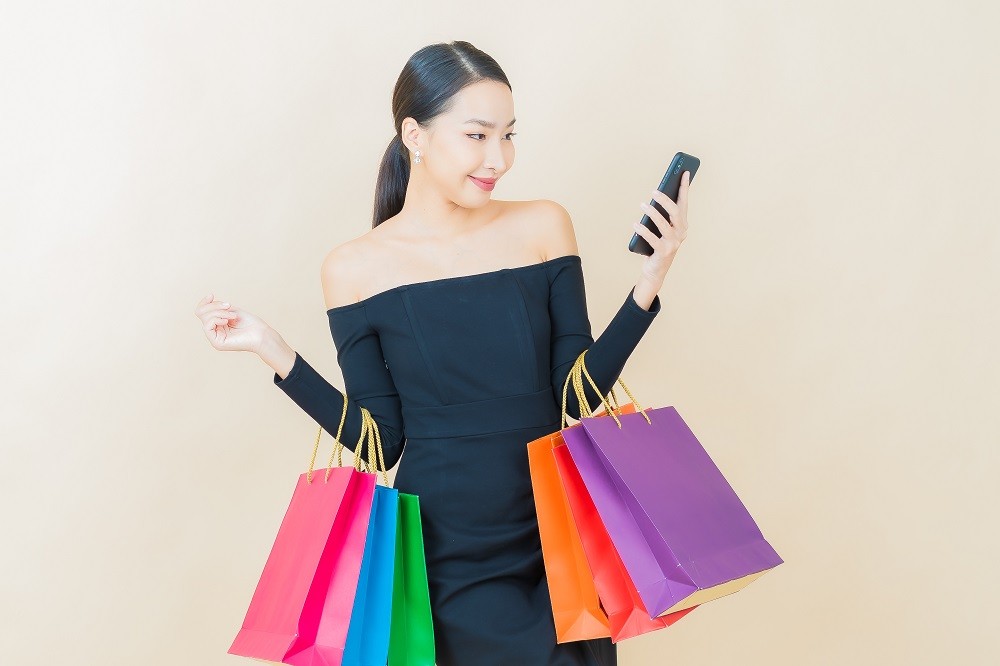 Mujer hace compras online