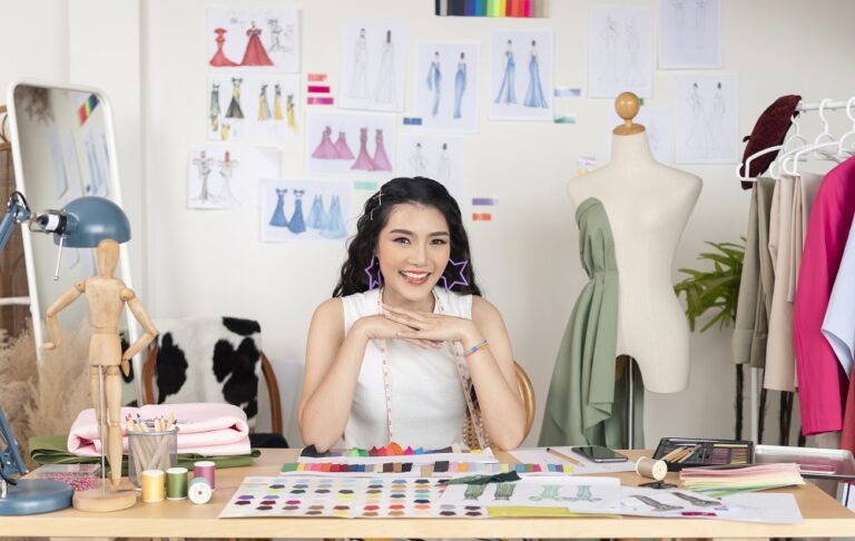 Diseñadora de moda muestra su mesa de trabajo