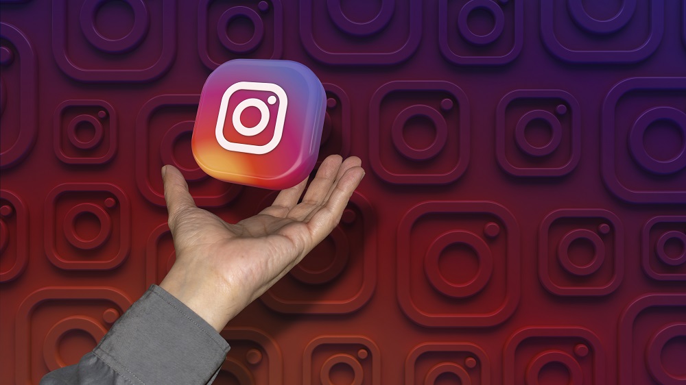 logo de Instagram en una mano