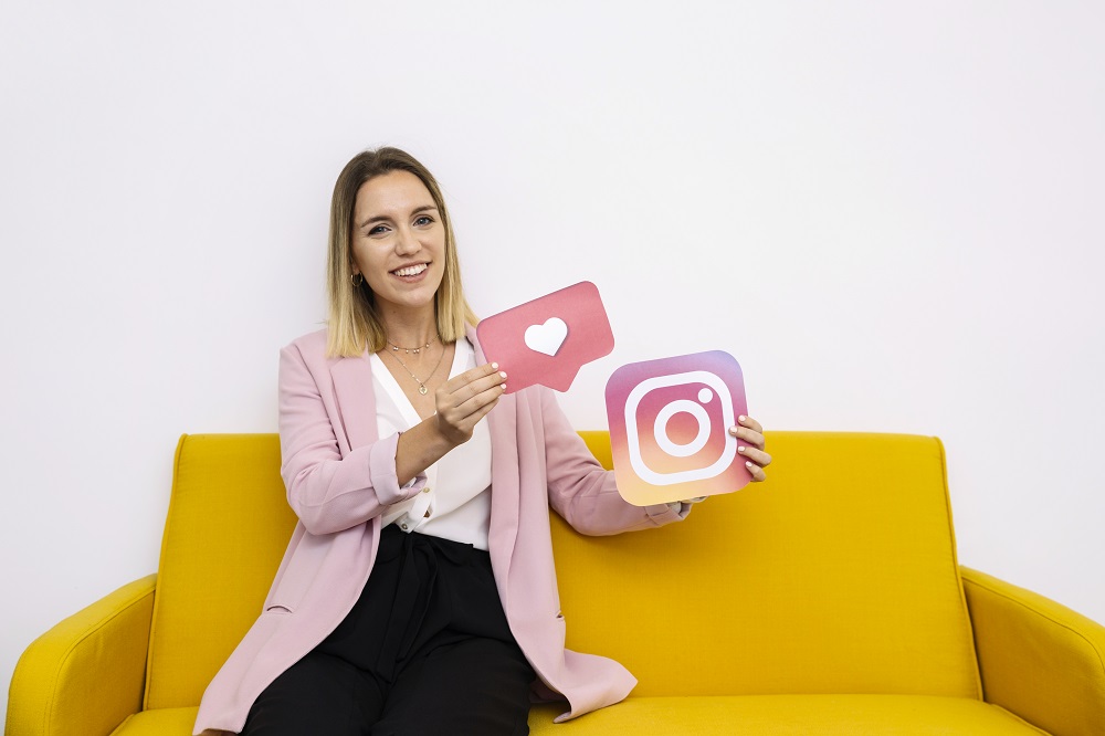 Mujer exhibe logo de Instagram