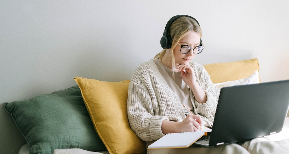 Mujer escribiendo ficha de producto