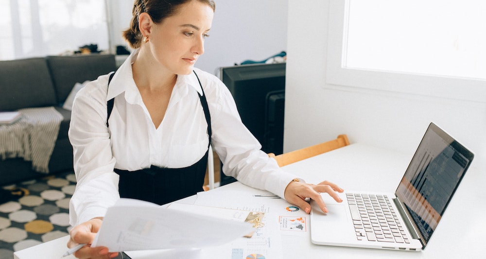 Mujer investiga qué es Woocommerce