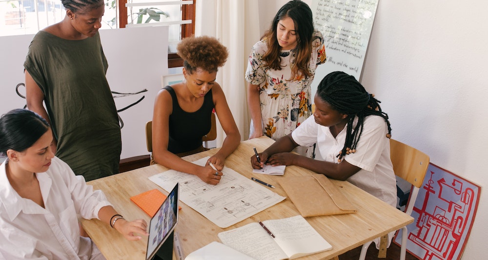 Equipo hace plan de negocios de empresa