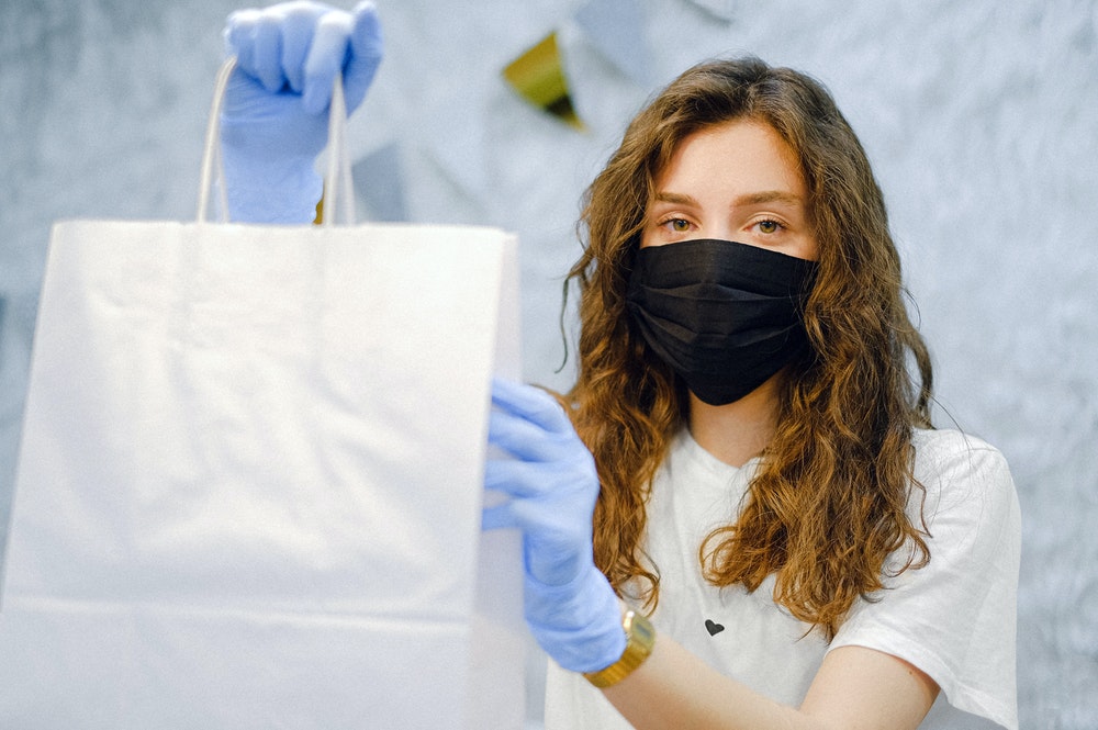 Persona feliz por recibir envío de producto