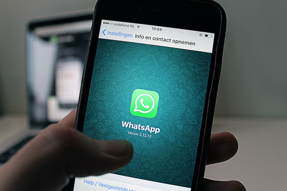 Emprendedor busca cómo hacer ventas por WhatsApp