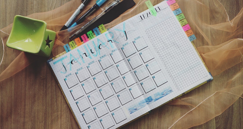 Cuaderno con calendario de marketing