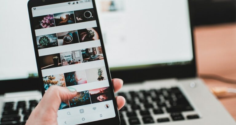 Persona investiga cómo conseguir más seguidores en Instagram