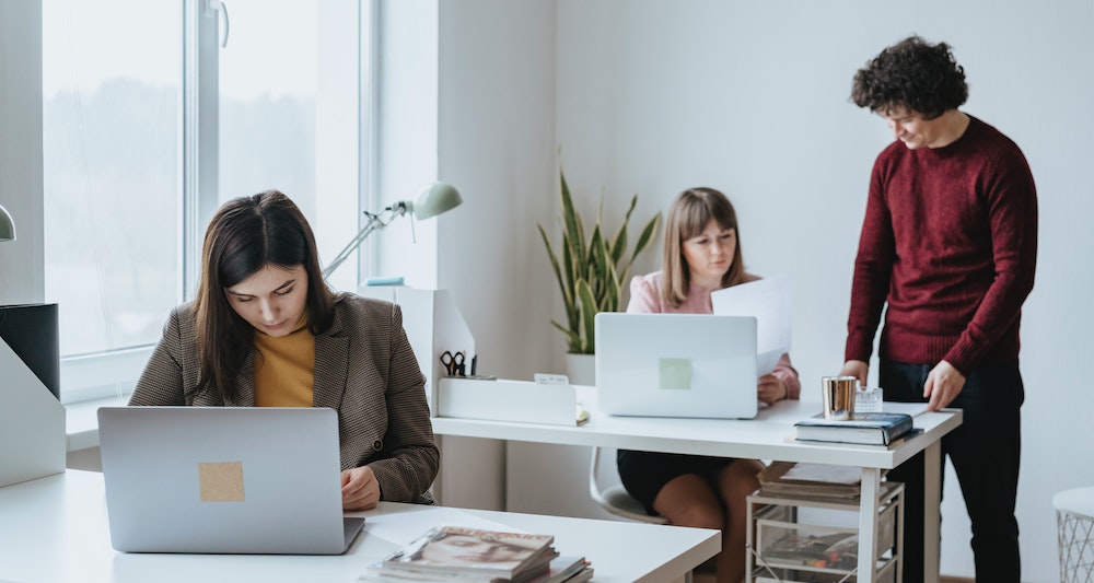 Personas trabajan en oficina de atención al cliente