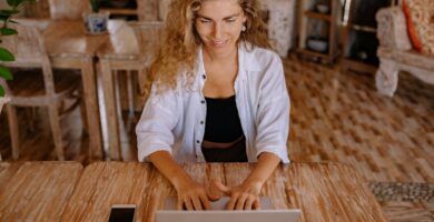 Mujer descargando apps para emprendedores