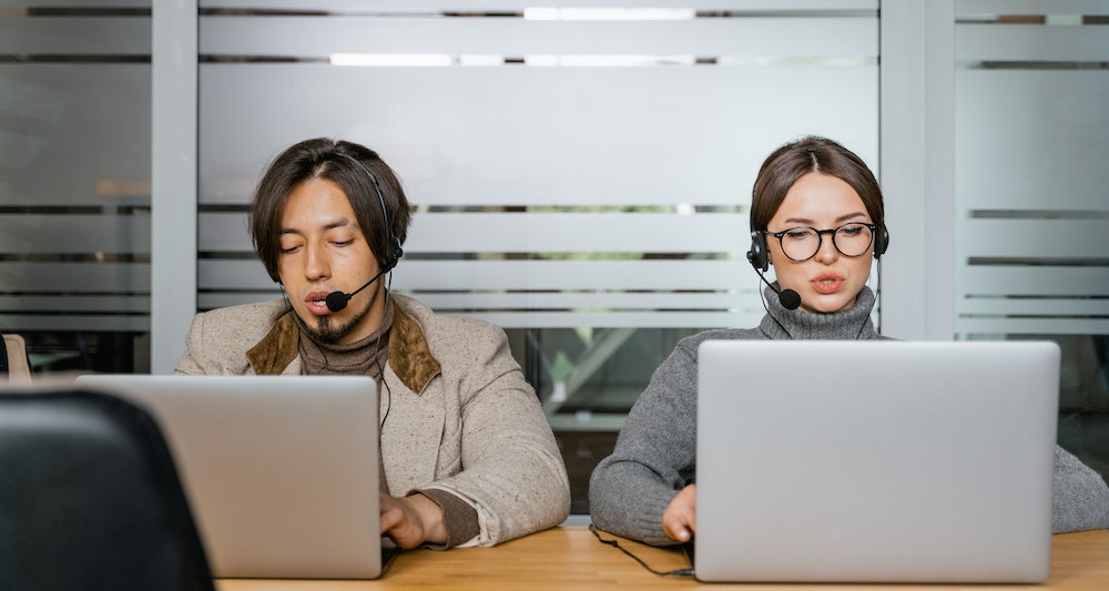 Personas trabajan atención al cliente