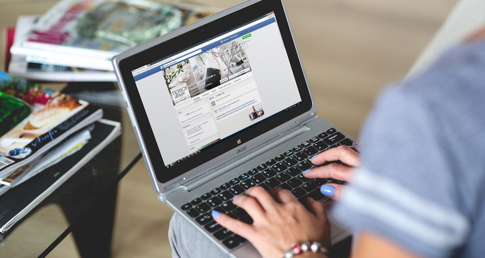 Mujer configura pixel de Facebook