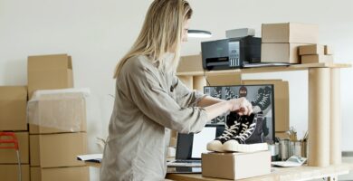 Mujer ordenando inventario